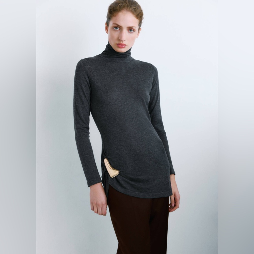 NWT MANGO Turtleneck Sweater With Brooch in Charcoal